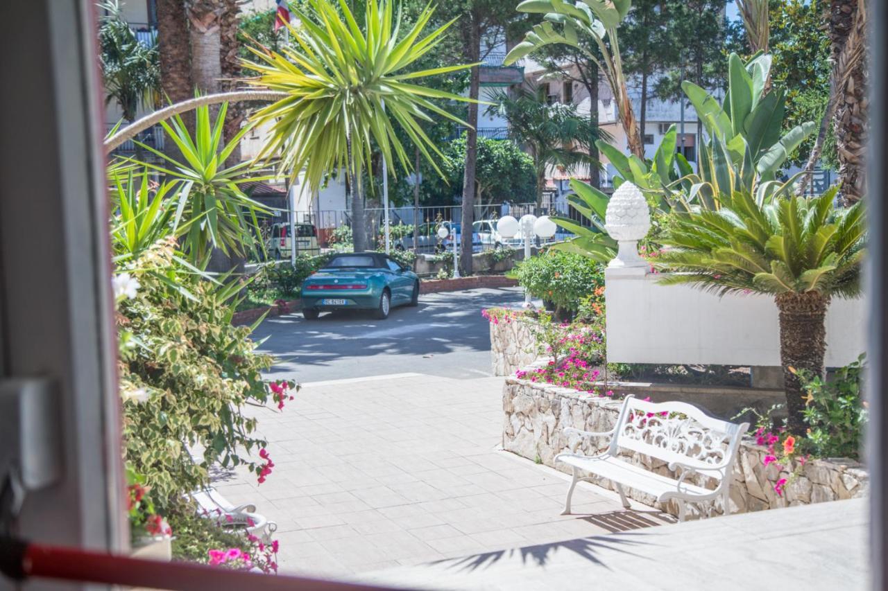 Assinos Palace Hotel Giardini Naxos Exterior foto